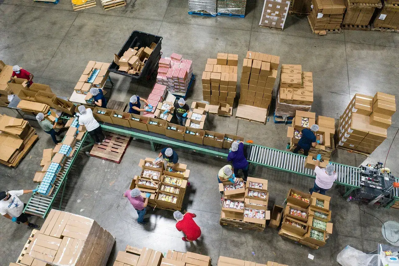 Kommissionierung und Warenumschlag im Distributionszentrum