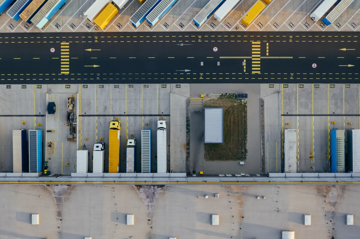 Luftbild eines Logistikzentrums mit Verladerampen