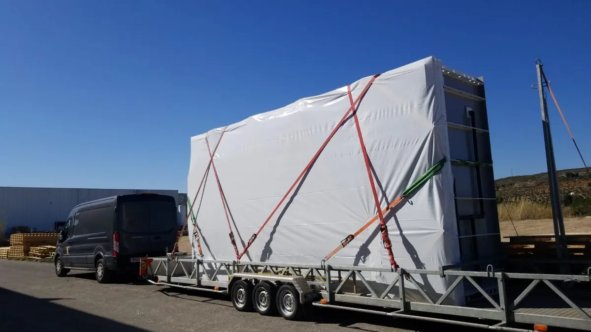 Verpackte Projektladung auf einem Tieflader
